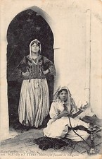 Algérie - Mauresque fumant le