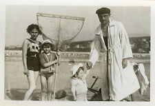 PHOTO ANCIENNE - VINTAGE SNAPSHOT - PLAGE MER PÊCHE ÉPUISETTE FAMILLE DRÔLE -SEA