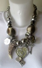 Collier imposant couleur argent perles pampilles cœur corne cadenas bijou rétro