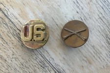 LOT DE DEUX INSIGNES MÉTAL DE