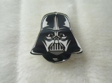 Broche casque dark vador original plastique acrylique