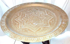 Grand plateau en laiton gravé décor Marocain début XXème diam 64.5 cm
