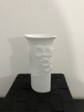 Vase en biscuit, Allemagne, AK Kaiser, signé M.Frey, numéroté