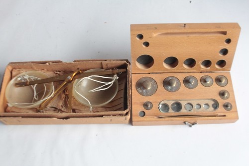 Ancienne balance pour - , pierres