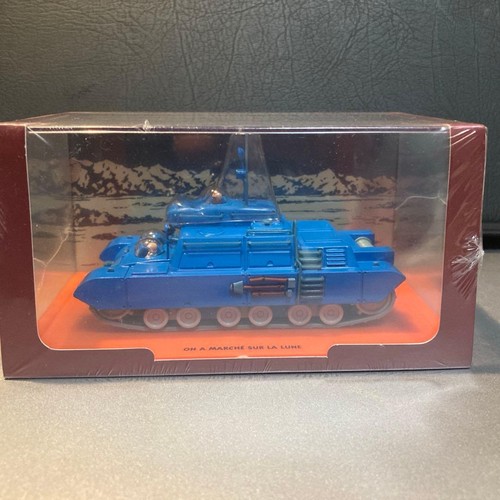 Tintin marche sur la - tintin,