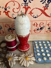 ANCIEN  TRICOTIN " LE COQUETIER & SON OEUF  " 9.05cm