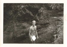 ANCIENNE PHOTOGRAPHIE 1956 NATURISME DANS LES CRIQUES JEUNE HOMME