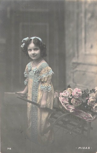 Petite fille brouette roses - fille,