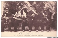 CAR-ACQP17-1144-63 - L'AUVERGNE - joueurs de vielle et cabrettes
