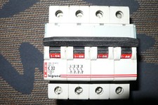 DISJONCTEUR  TETRAPOLAIRE 32A