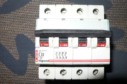 Disjoncteur tetrapolaire 32a - tetrapolaire,