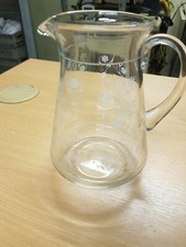 Cruche Pichet a eau , en verre blanc a décor de fleurettes  année 1970