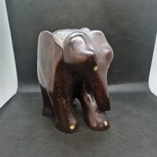 Ancien éléphant en bois