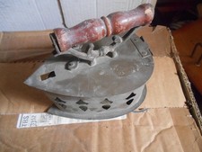 Ancien fer a repasser a braise décoré en tole fine forme originale