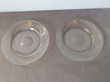 2 assiettes en verre XIXème, monogramme