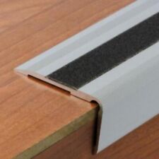 Nez de marche adhésive -