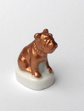 cyb - Fève  chien bouledogue couleur cuivrée  -S35