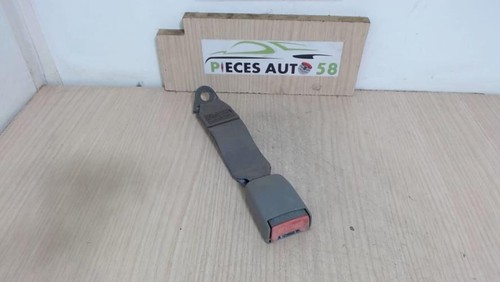 Attache ceinture arriere droit