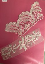DENTELLE ANCIENNE DE BRUGES SUR CARTON 21 CM SU 27cm sur 29 cm  N° 23