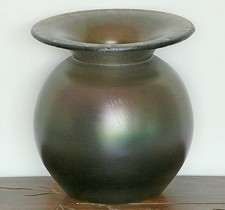 ANCIEN VASE IRISÉ EN VERRE