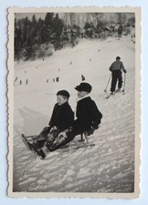 Deux garçons sur une luge, neige montagne ski - Photo ancienne snapshot