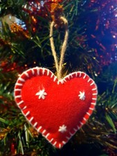 Coeur deco de noel sapin en feutrine rouge artisanal à suspendre