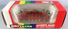 Britains - Agricole - Matériel Herse Rouge avec Bras Articulés en Boite (réf 955