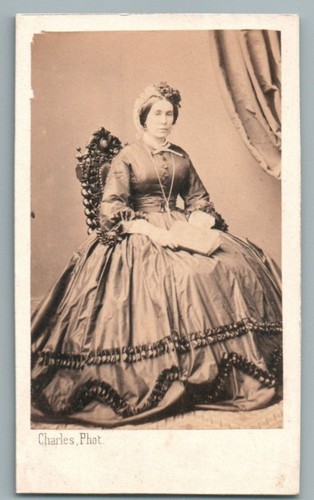 Cdv femme livre main pose - cdv,