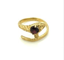 BAGUE OR 18 CARATS - Serpent en grenat almandin - 2,80 g