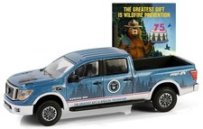 GREENLIGHT, NISSAN Titan XD PRO-4X 2019 bleu de la série SMOKEY BEAR sous bli...