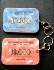 LOT DE 2 PORTE CLES PLAQUES JETONS DE CASINO en RESINE HOTEL NORMANDY 1998