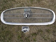 Peugeot 403 8cv calandre inox bel état d'usage + 1 écusson état moyen décoration