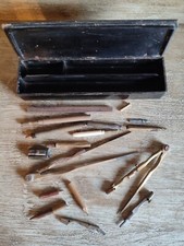 Ancien plumier en carton bouilli noirci avec Le Matériel Écolier / École Compas