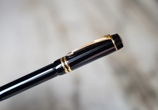 SUPERBE STYLO ROLLER PARKER DUOFOLD EN RESINE NOIRE - FINITION PL. OR 18 CARATS