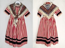 Ancien Costume folklorique fillette 1900’s, robe rayée rouge et écrue, galons ve