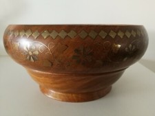 Coupe en bois avec frise décorative de fleurs (incrustations en laiton)
