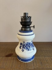 Ancienne Lampe à Pétrole Réservoir en Faïence Delft Peint Main Fleurs Bleues