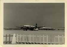 PHOTO ANCIENNE - VINTAGE SNAPSHOT - AVION TARMAC HÉLICE BARRIÈRE - PLANE HELIX