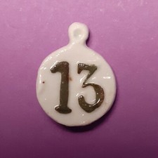FEVE Ancienne MEDAILLON N° 13 LETTRES VERTES porcelaine émail - PORTE CHANCE