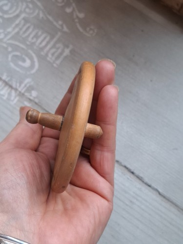 Ancienne toupie en bois - 1,