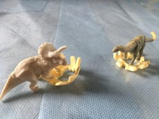 2 PETITES FIGURINES DINOSAURE