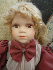 ADORABLE POUPEE EN PORCELAINE