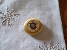 Ancien poudrier en laiton doré avec couvercle brodé d'une rose