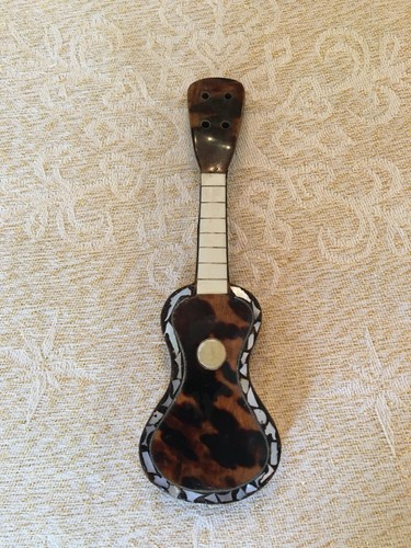 Ancienne guitare miniature - , en