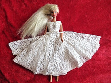 BARBIE en ROBE de DENTELLE BLANCHE - ROBE DE MARIEE - Année 90 -72-2-7