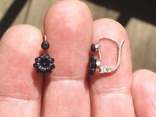 BELLES BOUCLES D'OREILLES DORMEUSES ANCIENNES en ARGENT Doré avec FLEUR NOIRE