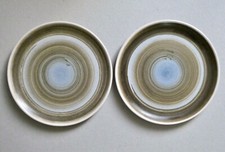 2 assiettes plates, Longchamp France, années 60, imitant le grès
