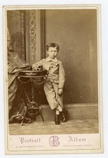 PHOTO CABINET carte album Berthault à Paris, un garçon pose costume mode fashion