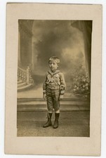 CARTE PHOTO, un garçon en costume marin par Godefroy à Pointoise