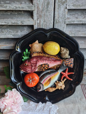 ANCIEN PLAT DECORATIF BARBOTINE DECOR FRUITS DE MER SIGNATURE lamarche